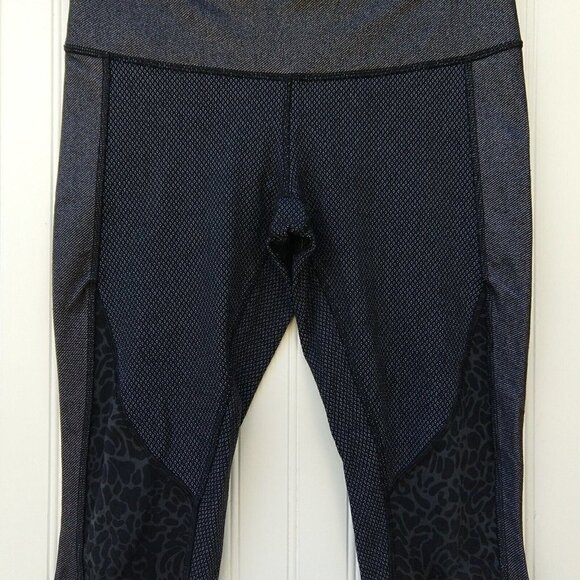 Lululemon Run Around (?) Crop Leggings Size 8 Gray Black Mixed Media Print - Picture 4 of 9